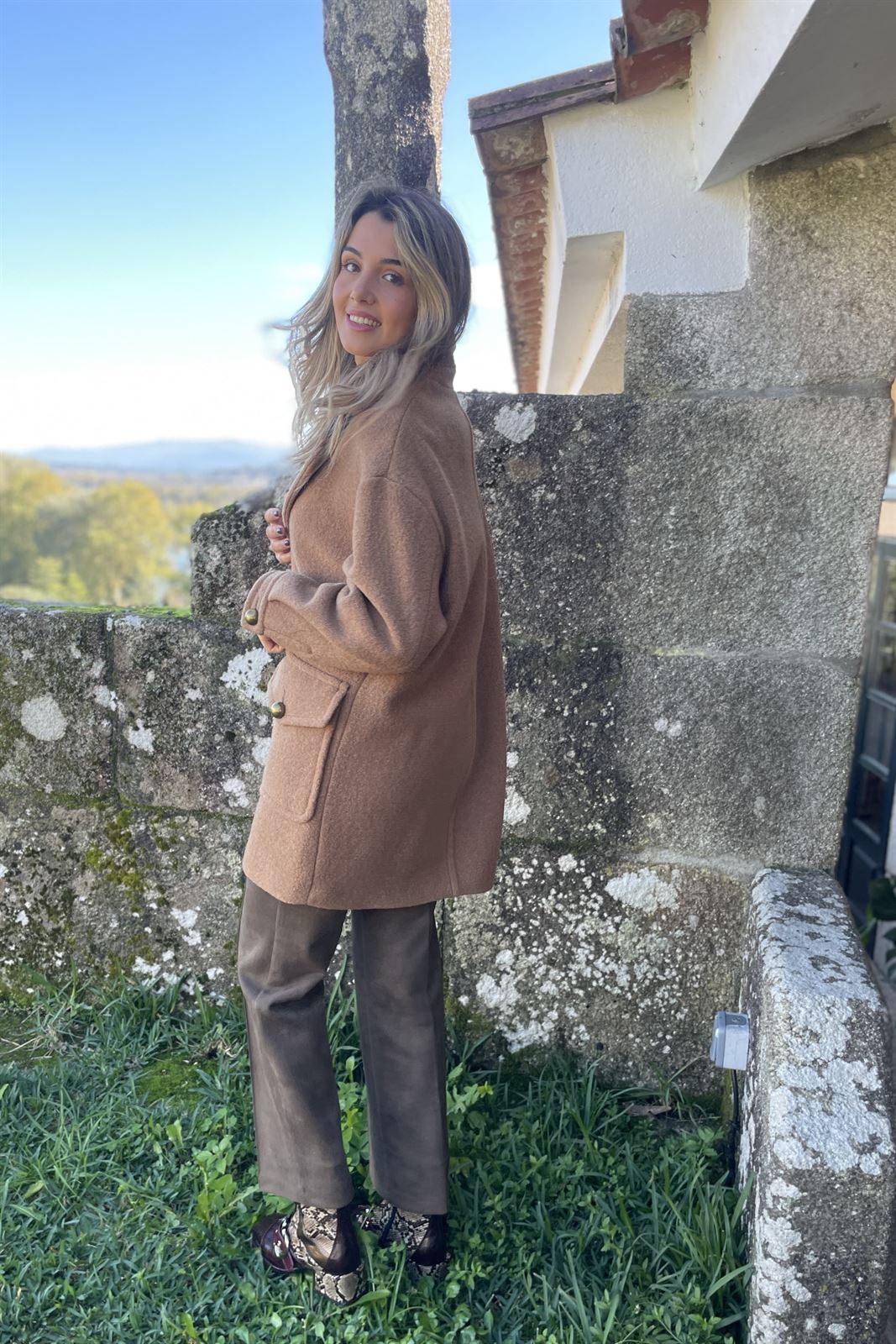 Chaquetón Alba Conde camel con bolsillos - Imagen 2