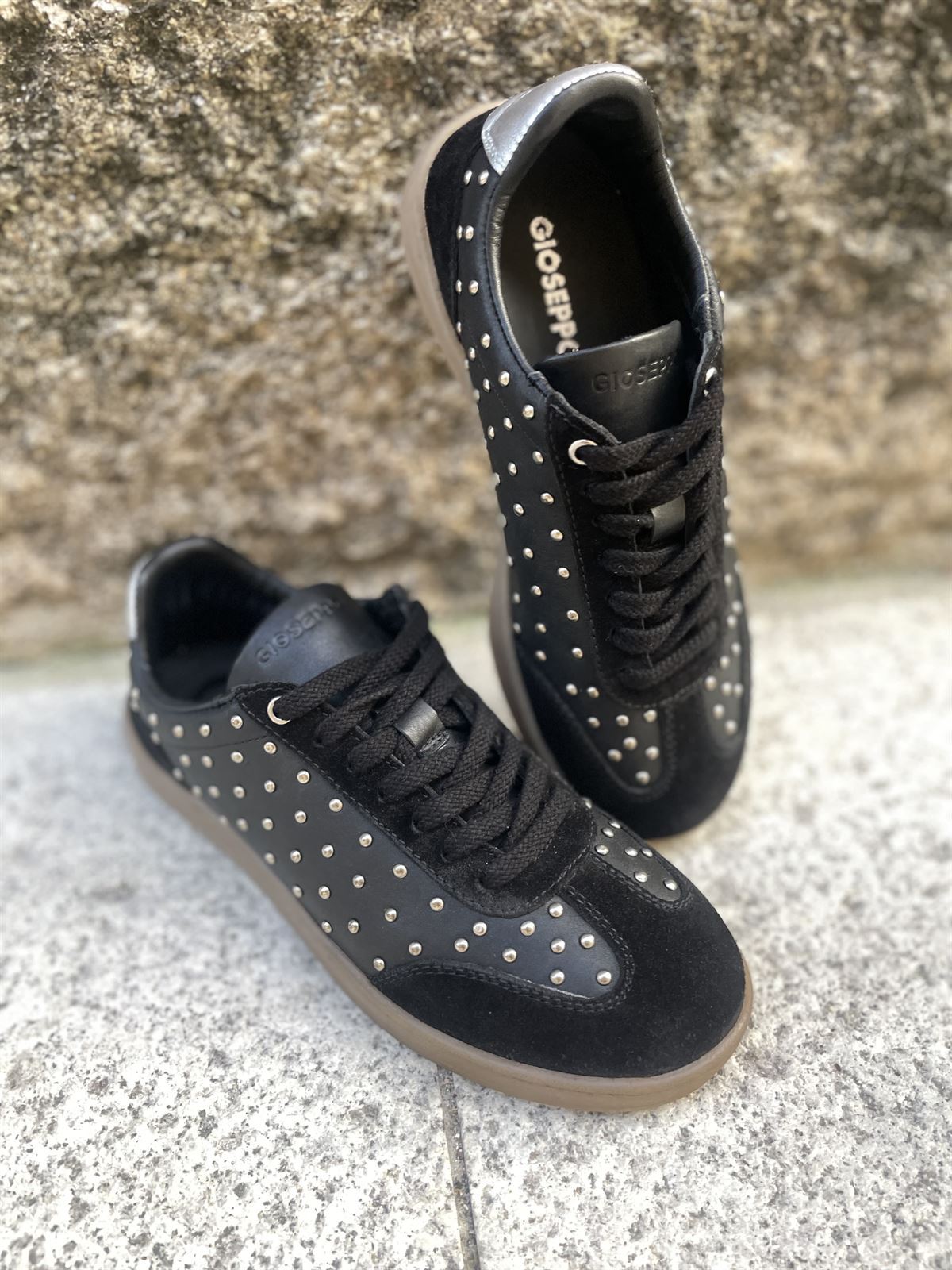 Deportiva Gioseppo 80670 piel tachas negra - Imagen 3