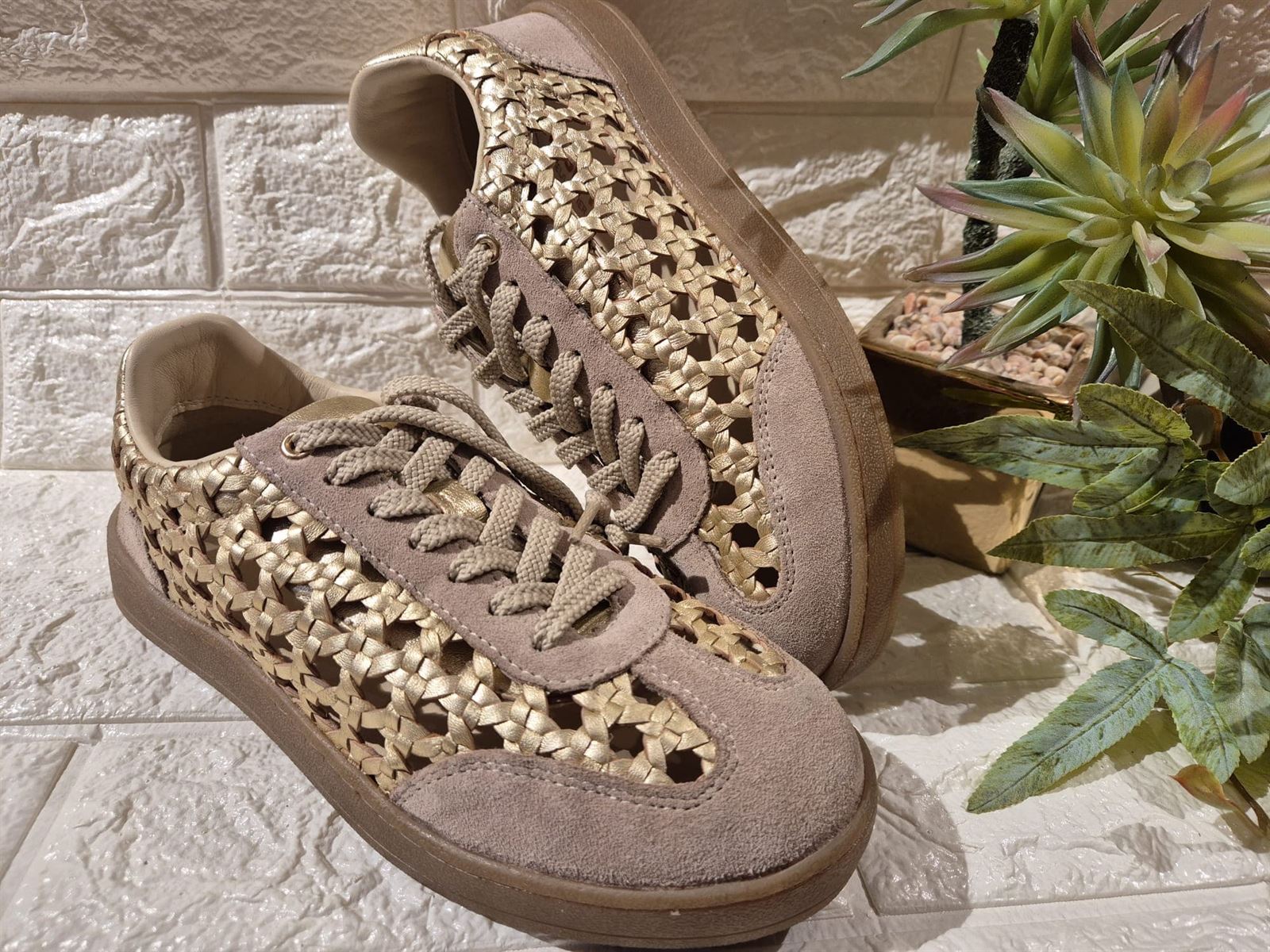 Deportiva Gioseppo IJEBU piel trenzada Oro - Imagen 1