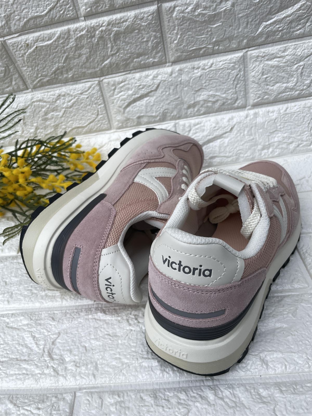 Zapatilla de la firma espanola Victoria en color rosa