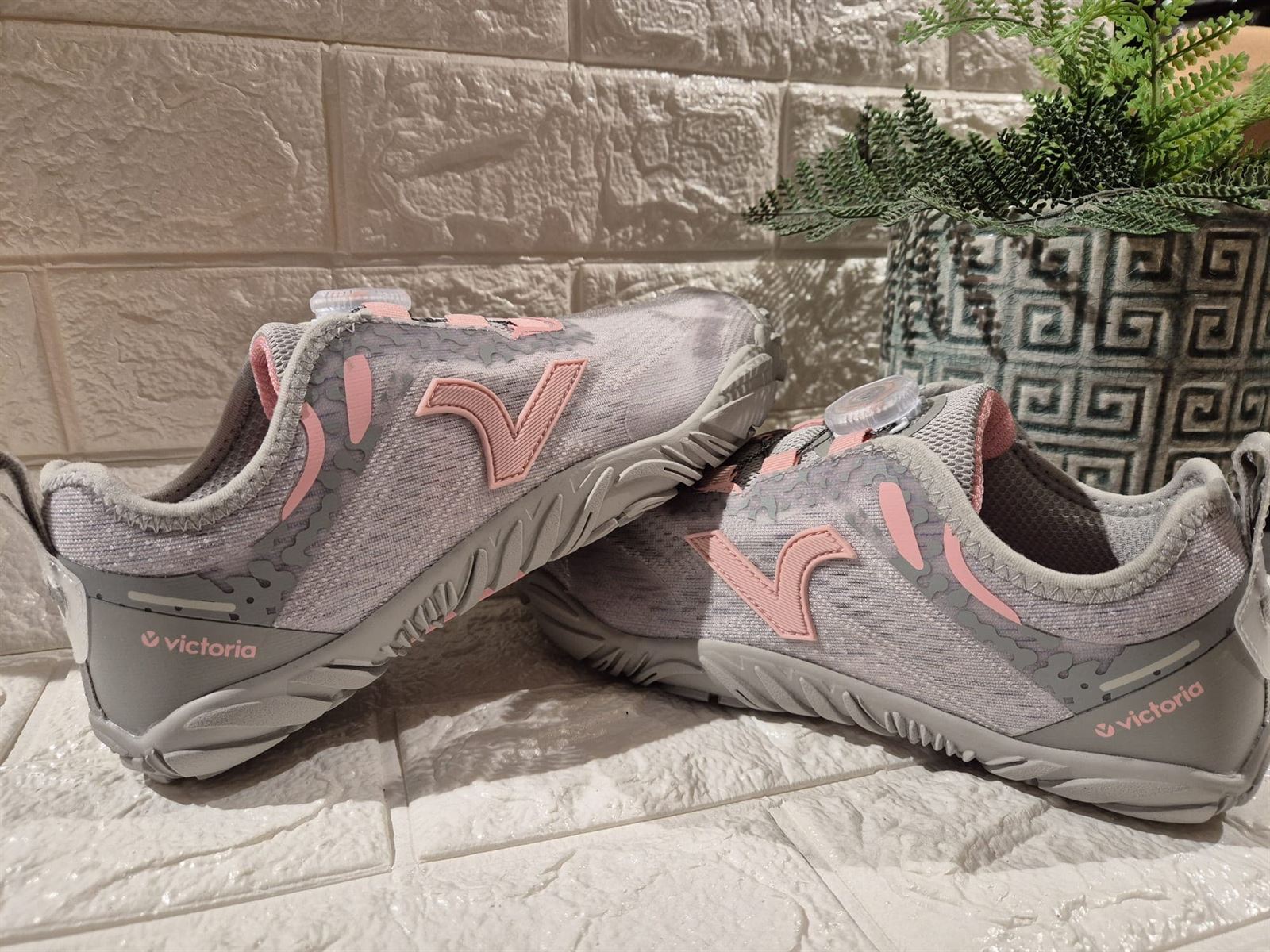 Deportiva VICTORIA TERRATECH BAREFOOT MESH unisex gris rosa - Imagen 1