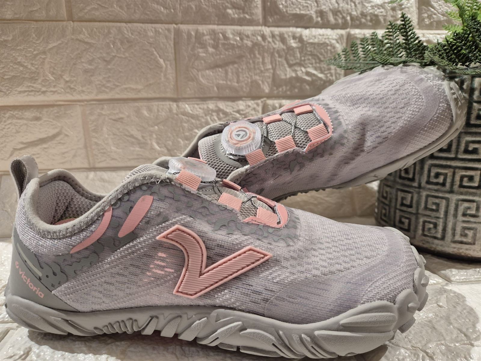 Deportiva VICTORIA TERRATECH BAREFOOT MESH unisex gris rosa - Imagen 3