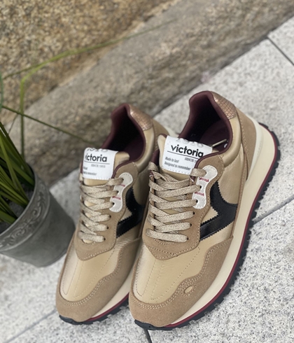 Deportiva VICTORIA VIENTO NYLON METAL & SERRAJE 1157115-65 ORO - Imagen 1