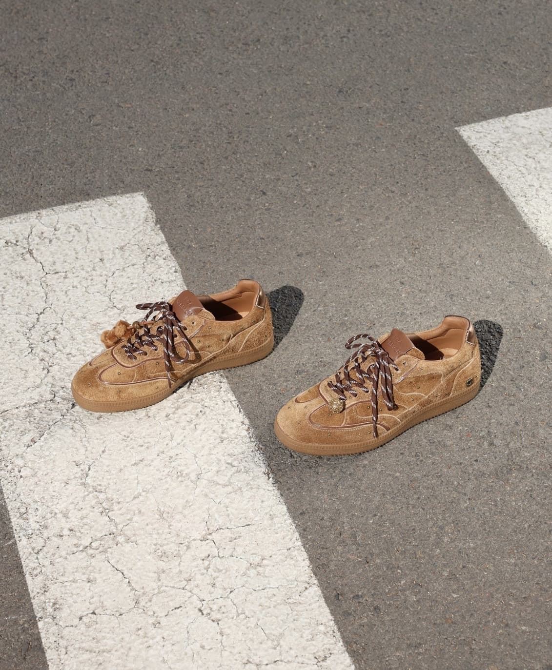 Deportivas Noa Harmon TEN piel charms camel - Imagen 3