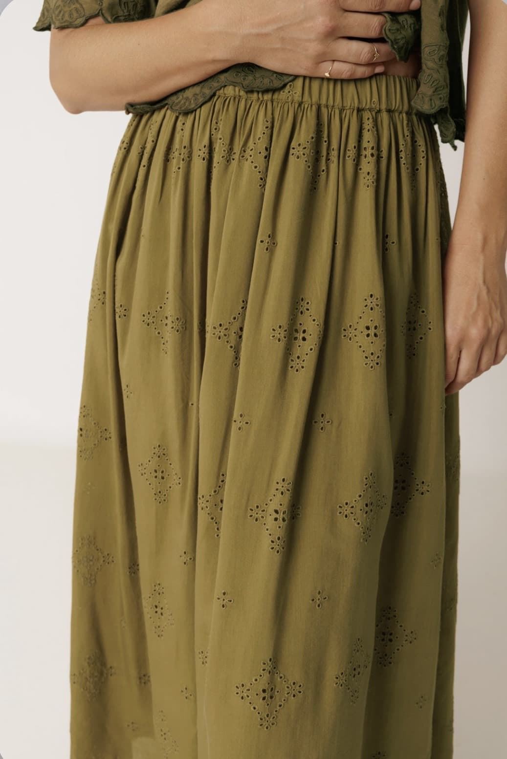 Falda Indi & Cold  MC167 FALDA MIDI BORDADA khaki - Imagen 1