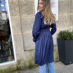 Gabardina Rinascimento plisada atras azul marino - Imagen 1