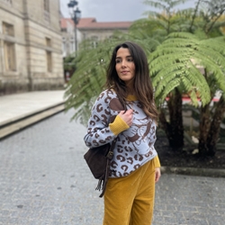 Jersey ZOE print Mickey azules , marrones vivo amarillo. - Imagen 2