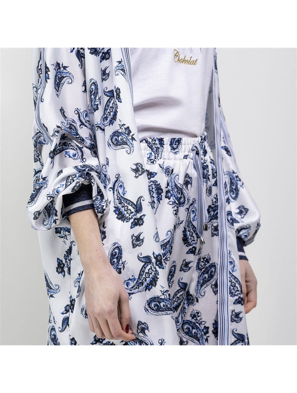 Kimono Chokolat fashion estampado fluido - Imagen 4