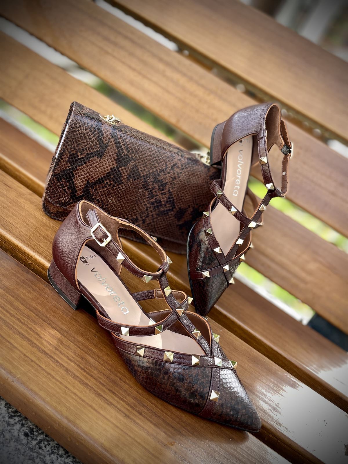 Manoletina Angari 54164-58 VIENA Chocolate y tachas - Imagen 1