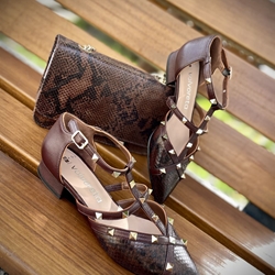 Manoletina Angari 54164-58 VIENA Chocolate y tachas - Imagen 1