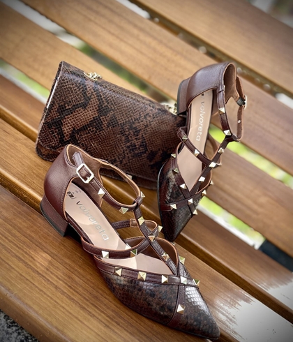 Manoletina Angari 54164-58 VIENA Chocolate y tachas - Imagen 1