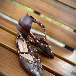 Manoletina Angari 54164-58 VIENA Chocolate y tachas - Imagen 2