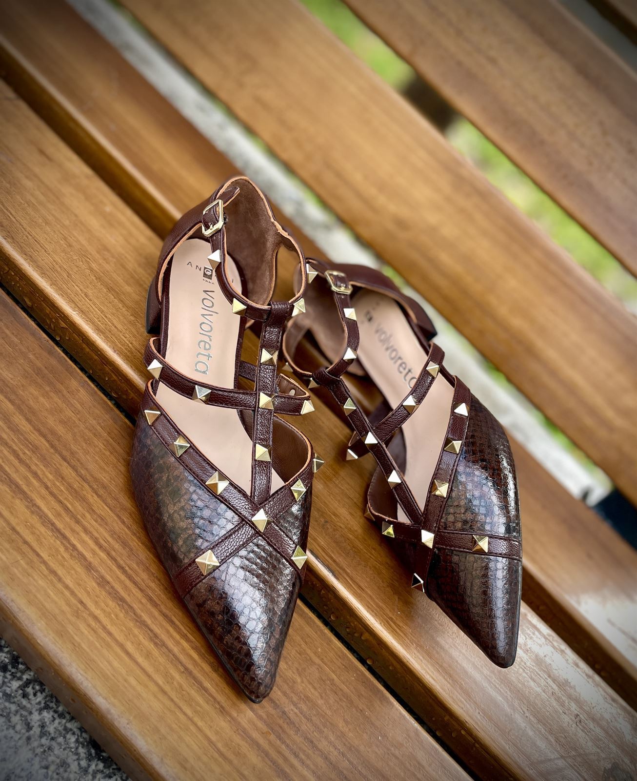 Manoletina Angari 54164-58 VIENA Chocolate y tachas - Imagen 5