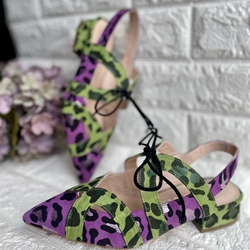 Manoletina Angari -97 estampado print verdes morados. - Imagen 1