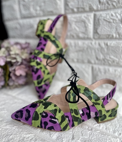 Manoletina Angari -97 estampado print verdes morados. - Imagen 1