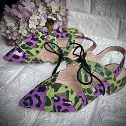 Manoletina Angari -97 estampado print verdes morados. - Imagen 2