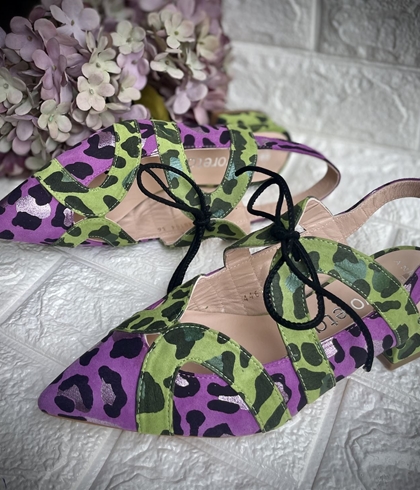 Manoletina Angari -97 estampado print verdes morados. - Imagen 2