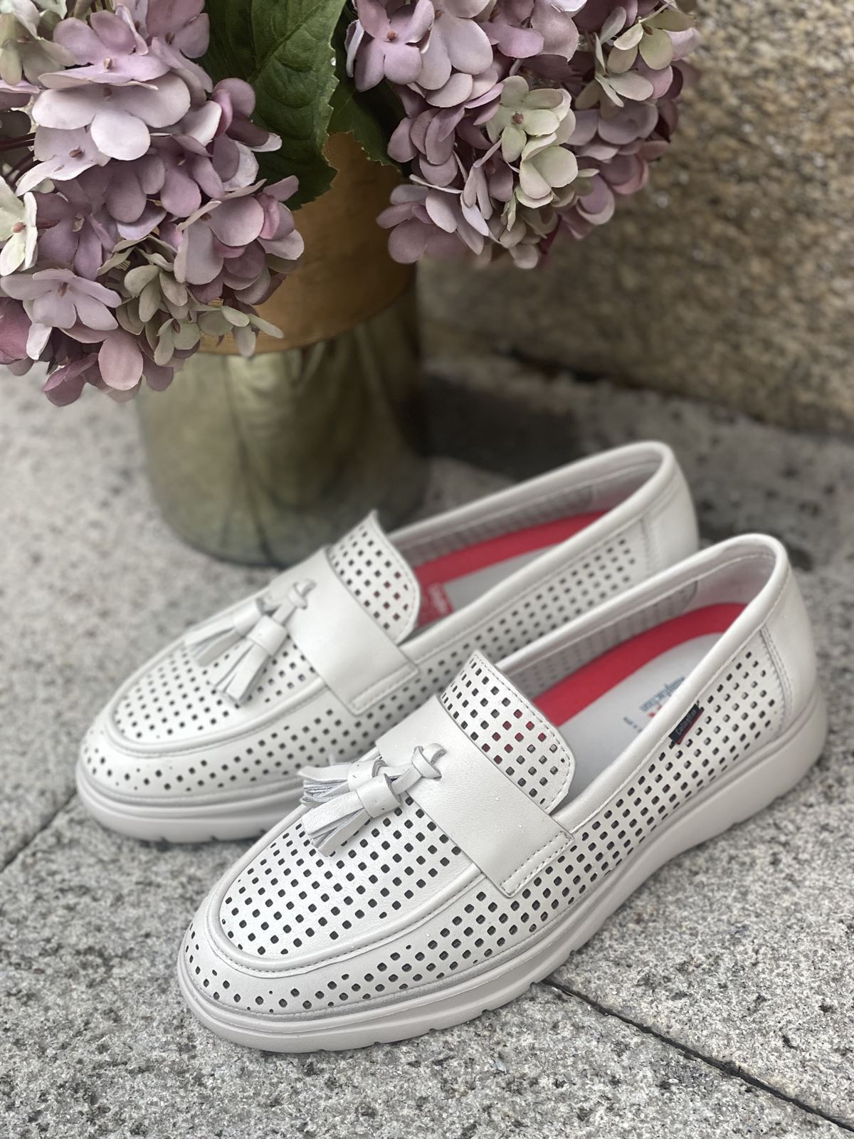 Mocasín Callaghan pompones blanco. - Imagen 1