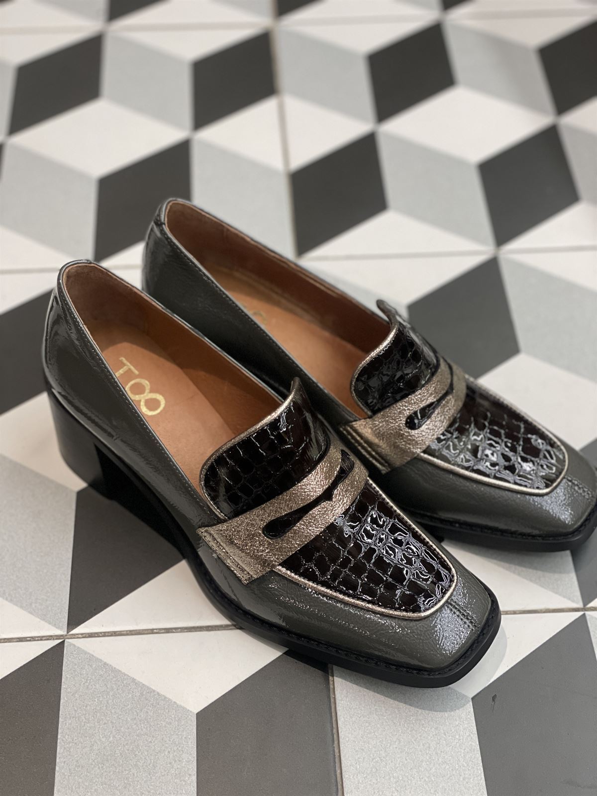 Zapato estilo mocas n T infinito charol piel tonos gris y chocolate