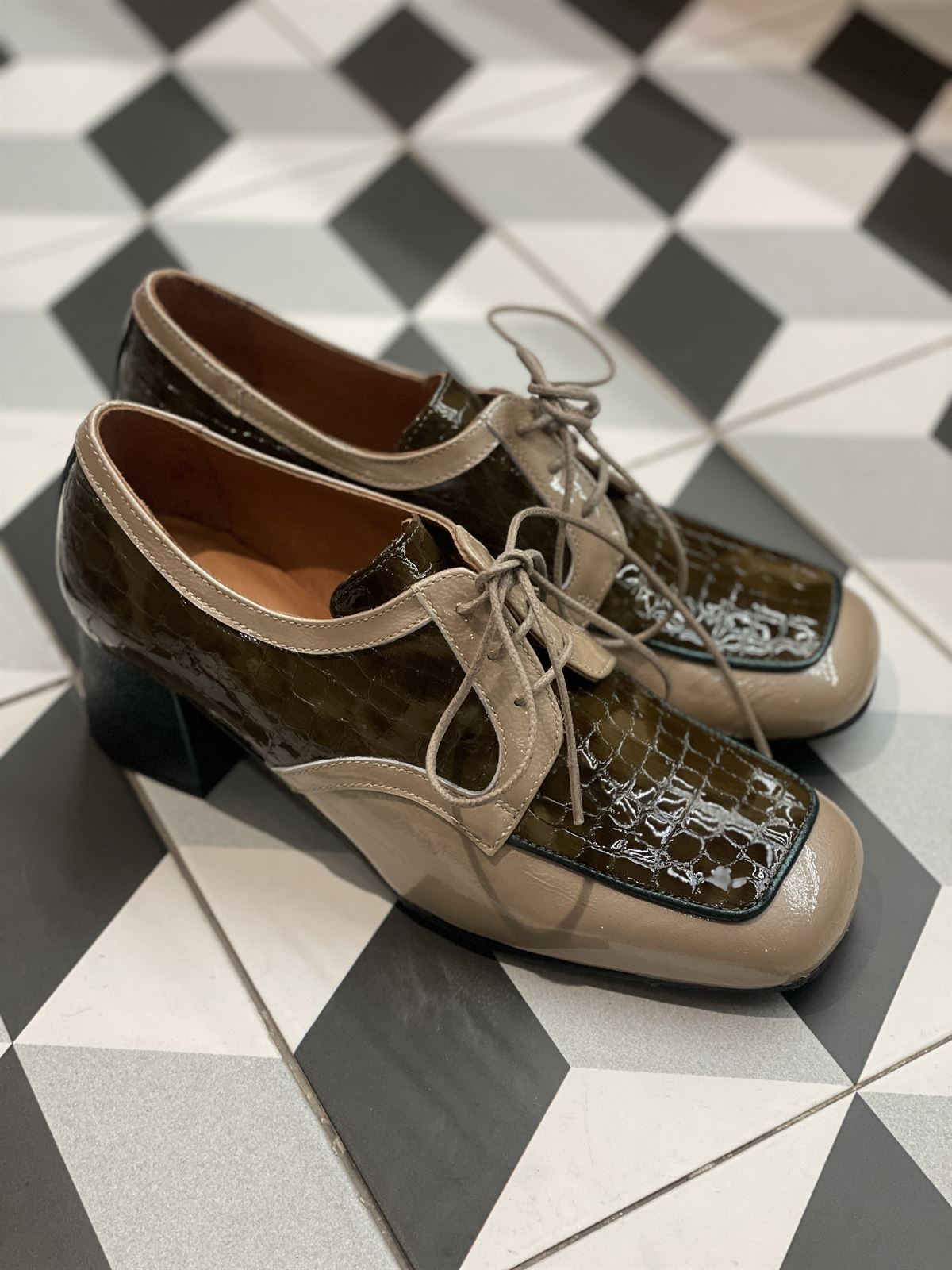 Mocasín T Infinito by Virus cordón charol y coco - Imagen 3
