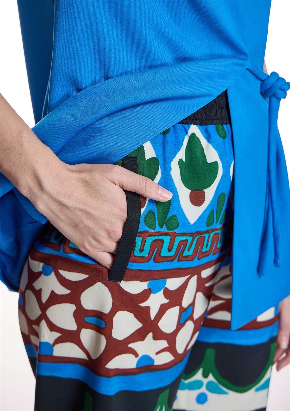 PANTALÓN Alba Conde 1508 AZUL ESTAMPADO MULTICOLOR - Imagen 2