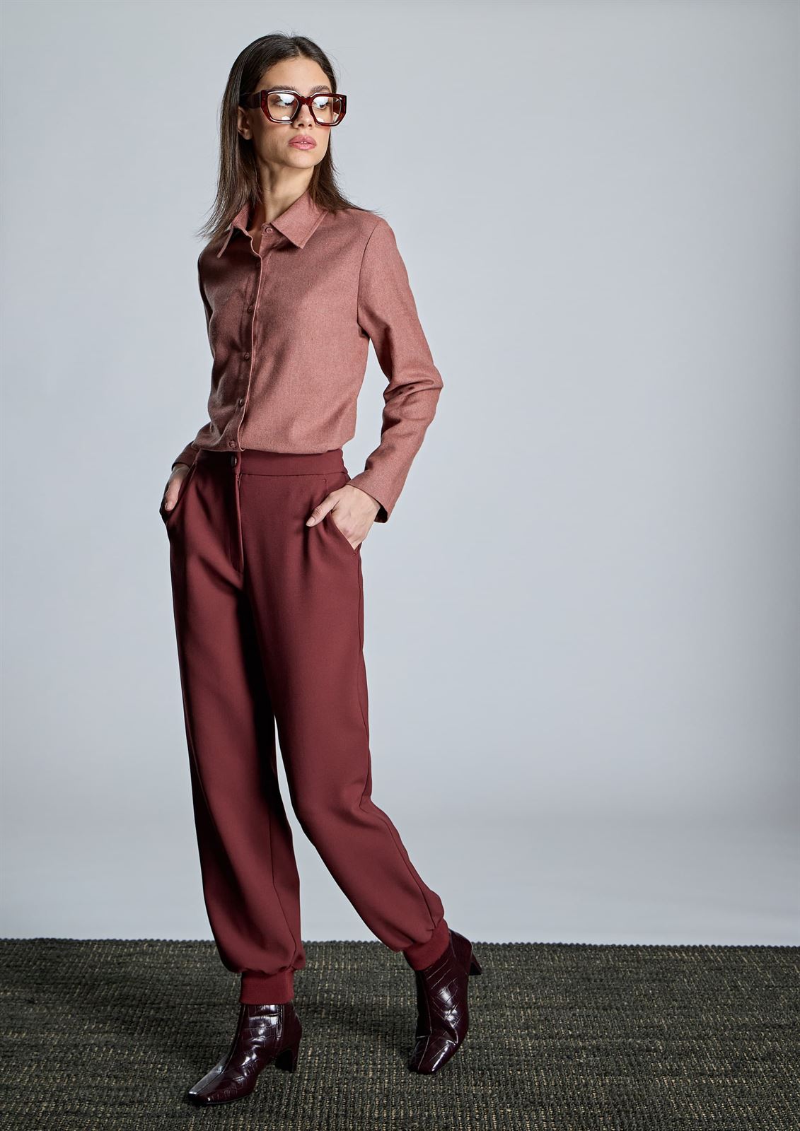 Pantalón Alba Conde 5501-124-41 Fluido bajo ajustado granate - Imagen 1