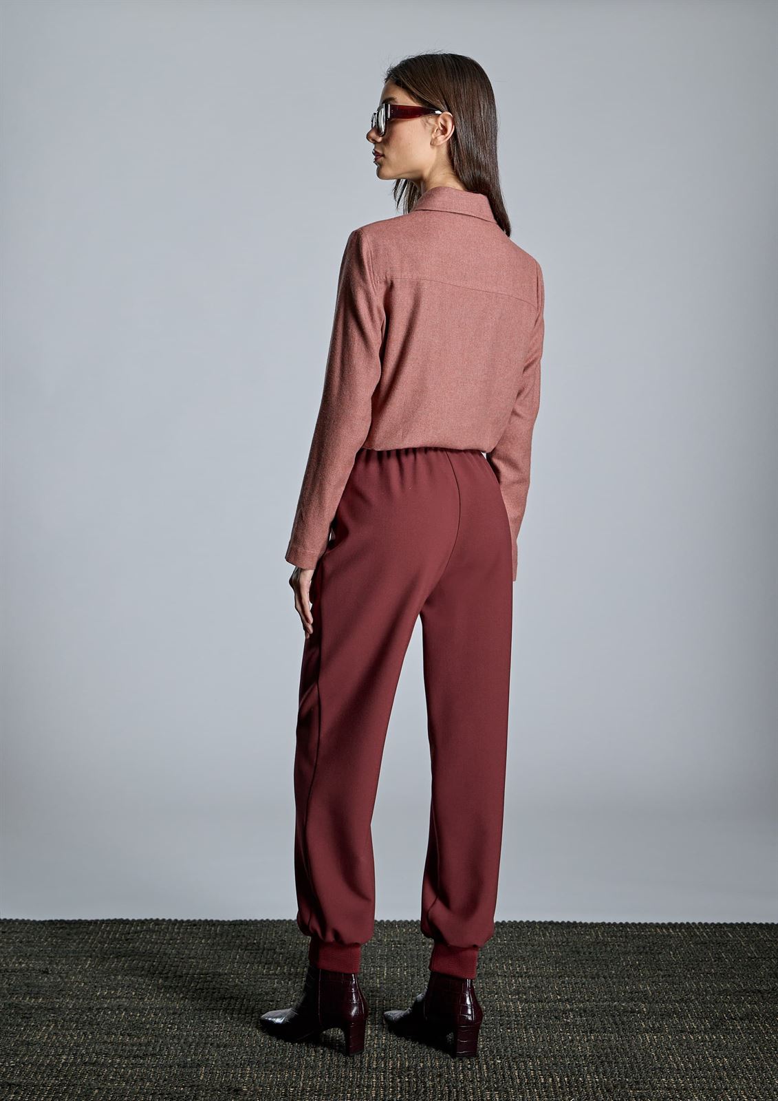 Pantalón Alba Conde 5501-124-41 Fluido bajo ajustado granate - Imagen 2