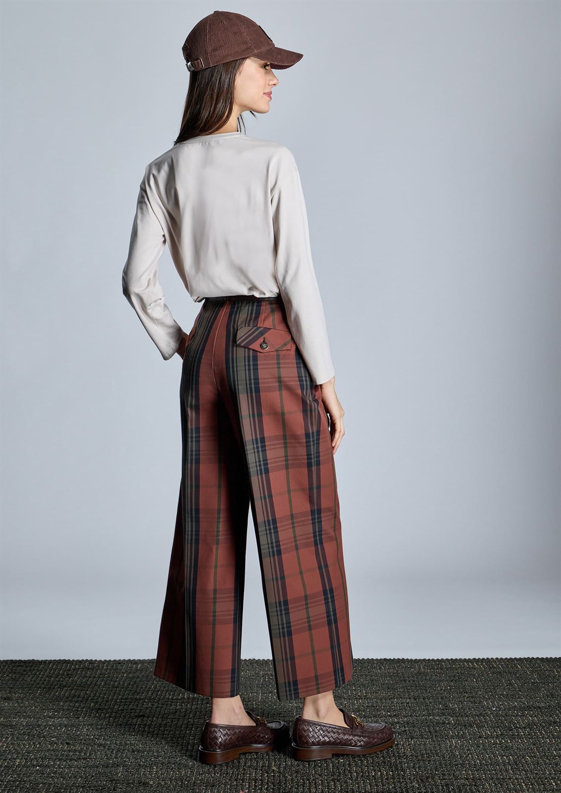 Pantalón Alba Conde 5570-381-81 Culotte de cuadros marrón - Imagen 3