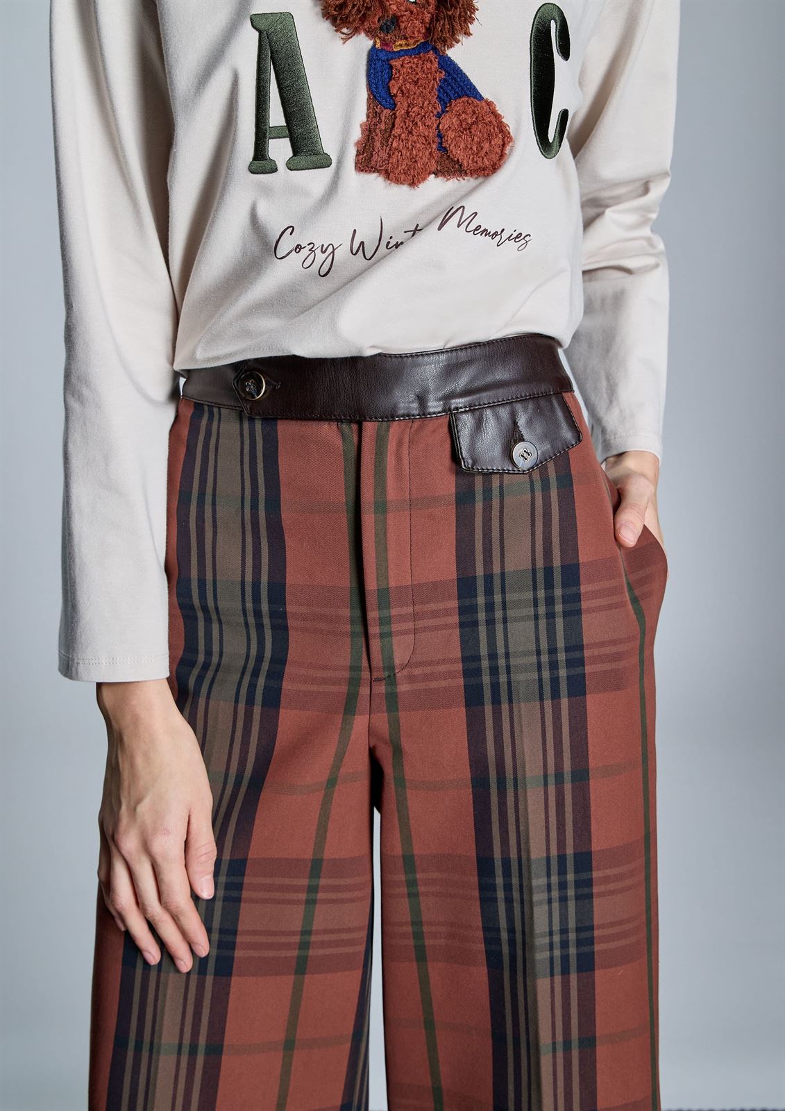 Pantalón Alba Conde 5570-381-81 Culotte de cuadros marrón - Imagen 4