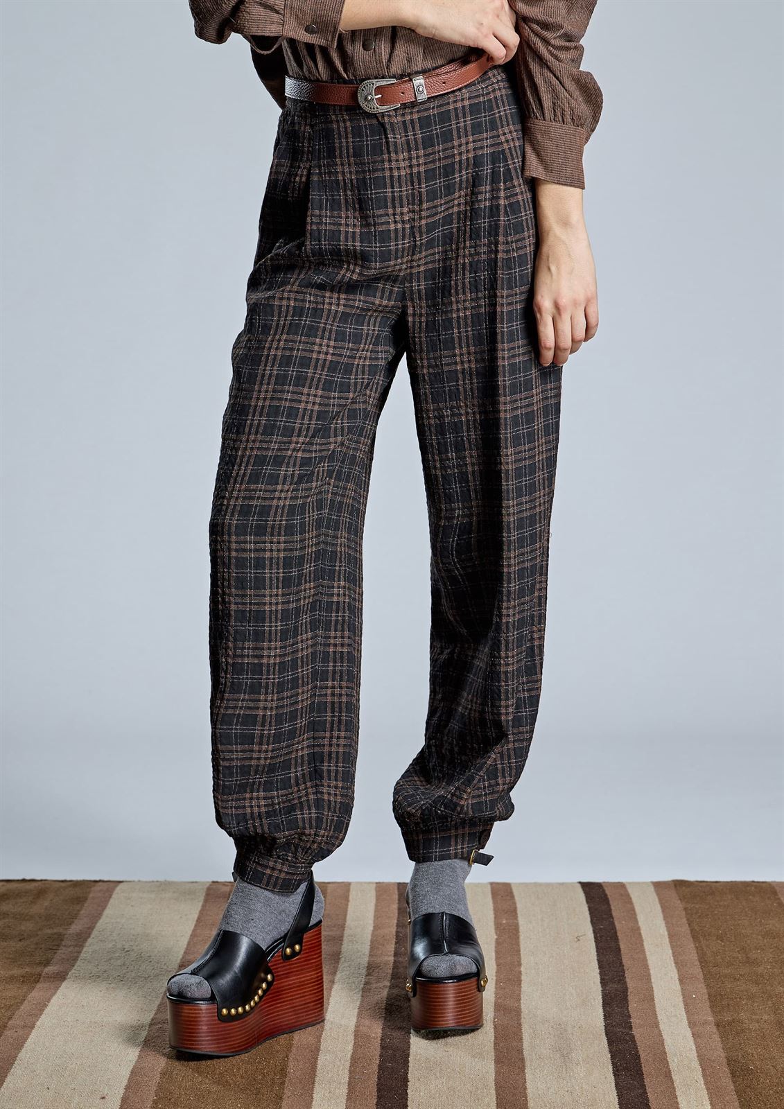 PANTALON Alba Conde   6506-425-20 JOGGER DE CUADROS - Imagen 2