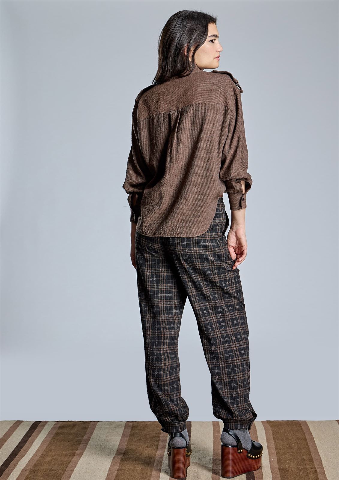 PANTALON Alba Conde   6506-425-20 JOGGER DE CUADROS - Imagen 3