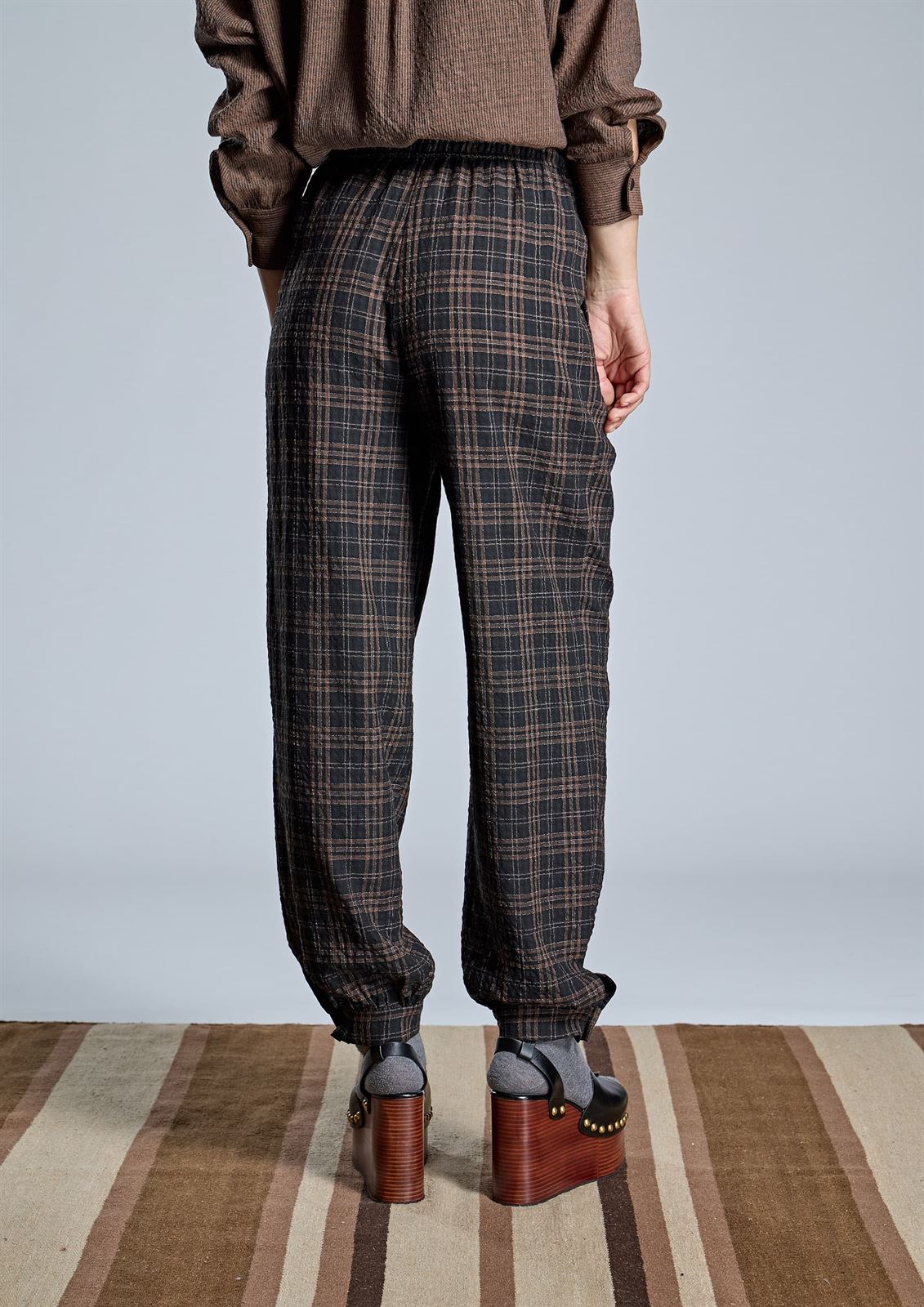 PANTALON Alba Conde   6506-425-20 JOGGER DE CUADROS - Imagen 4