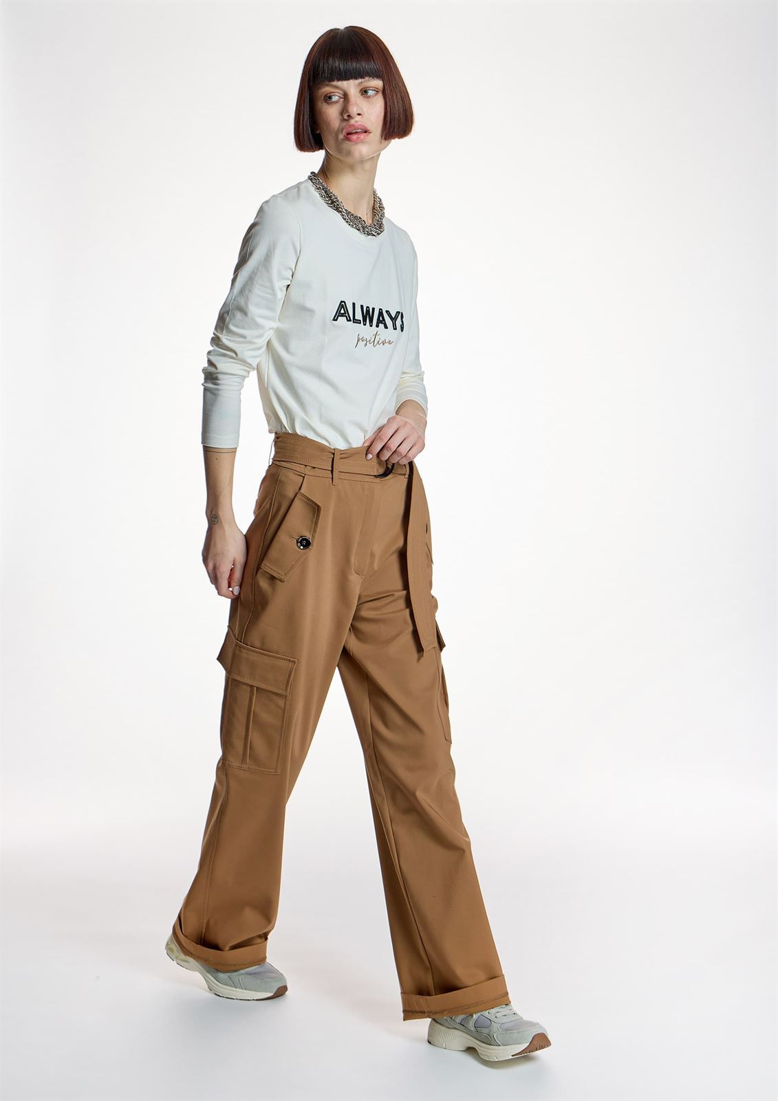 Pantalón Alba Conde 6507 camel estilo cargo - Imagen 1