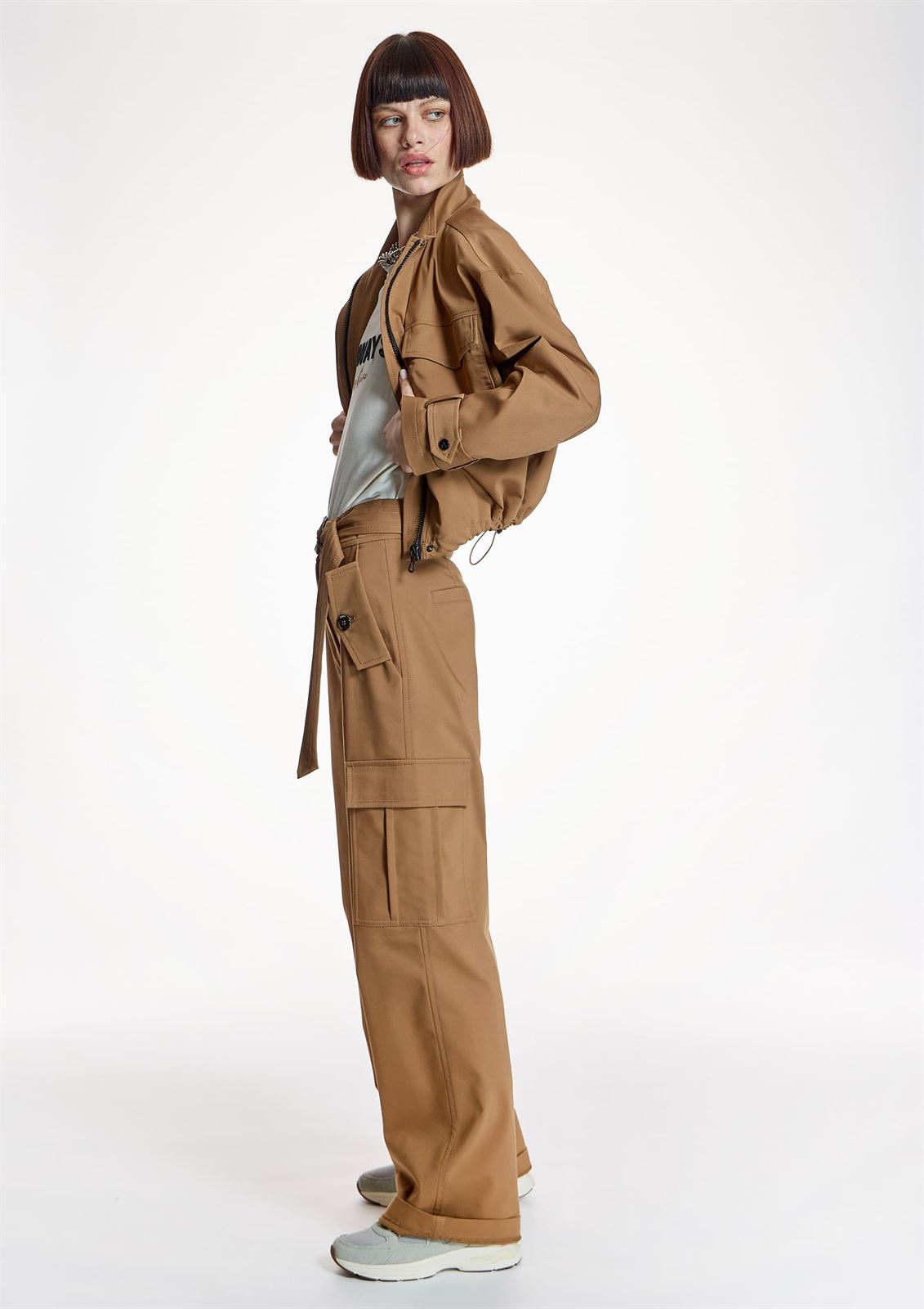 Pantalón Alba Conde 6507 camel estilo cargo - Imagen 2