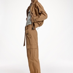 Pantalón Alba Conde 6507 camel estilo cargo - Imagen 2