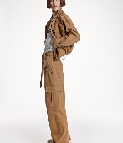 Pantalón Alba Conde 6507 camel estilo cargo - Imagen 2