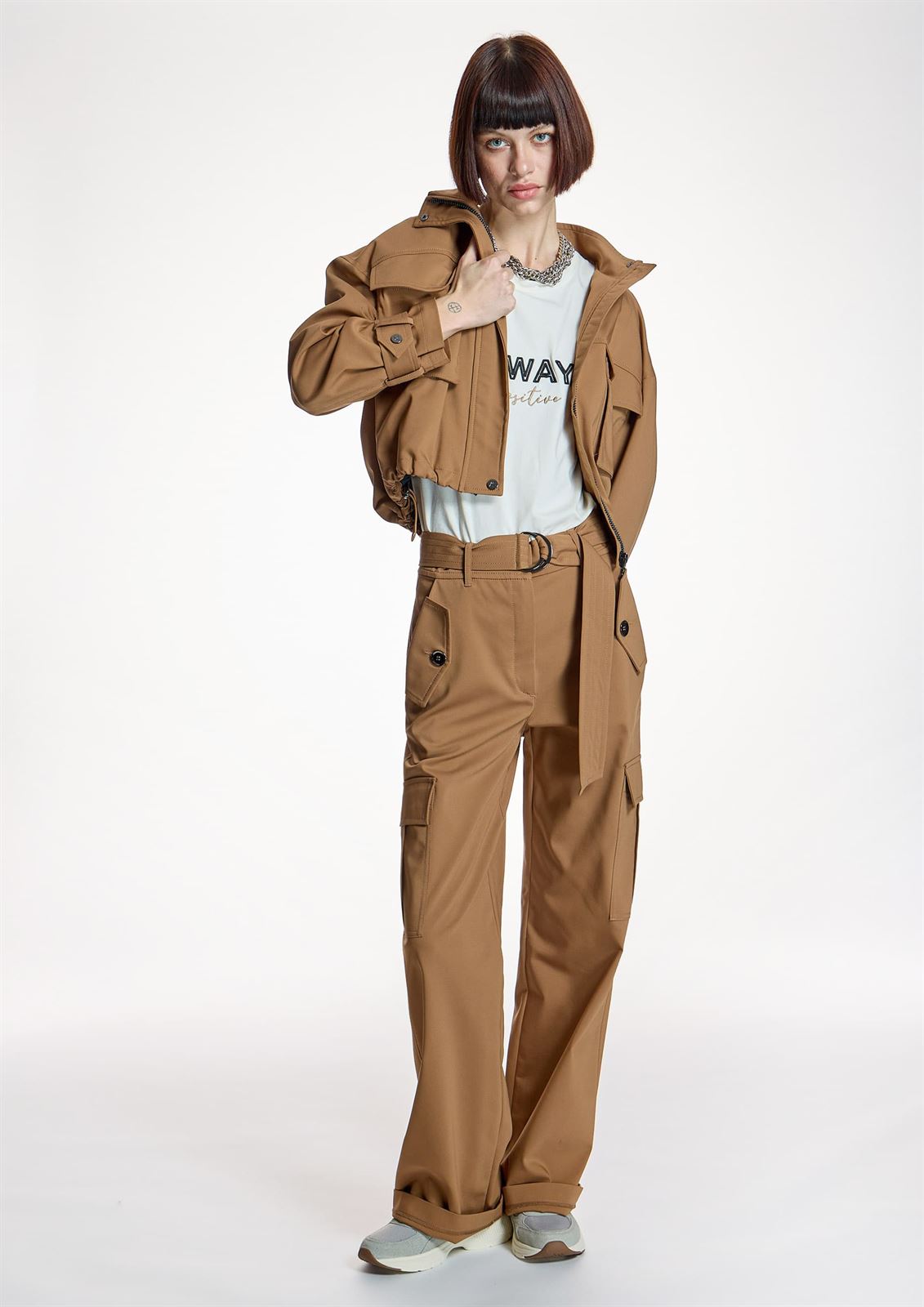 Pantalón Alba Conde 6507 camel estilo cargo - Imagen 3