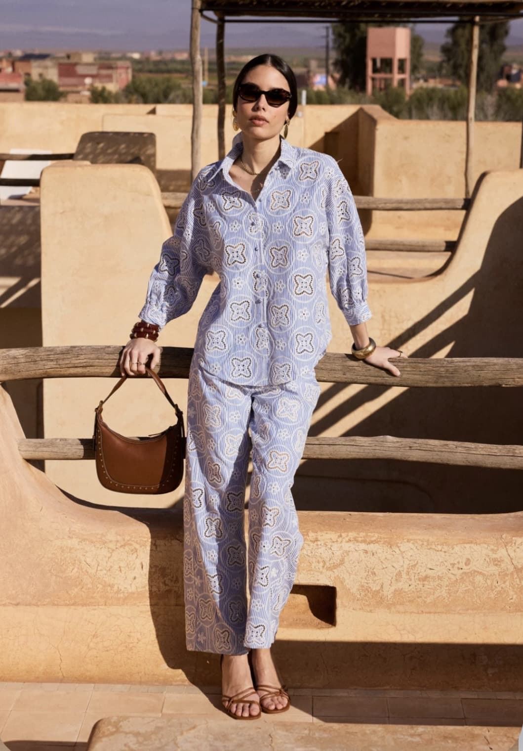 Pantalón Derhy BERTHEA con bordado inglés raya azul - Imagen 1