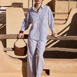 Pantalón Derhy BERTHEA con bordado inglés raya azul - Imagen 1