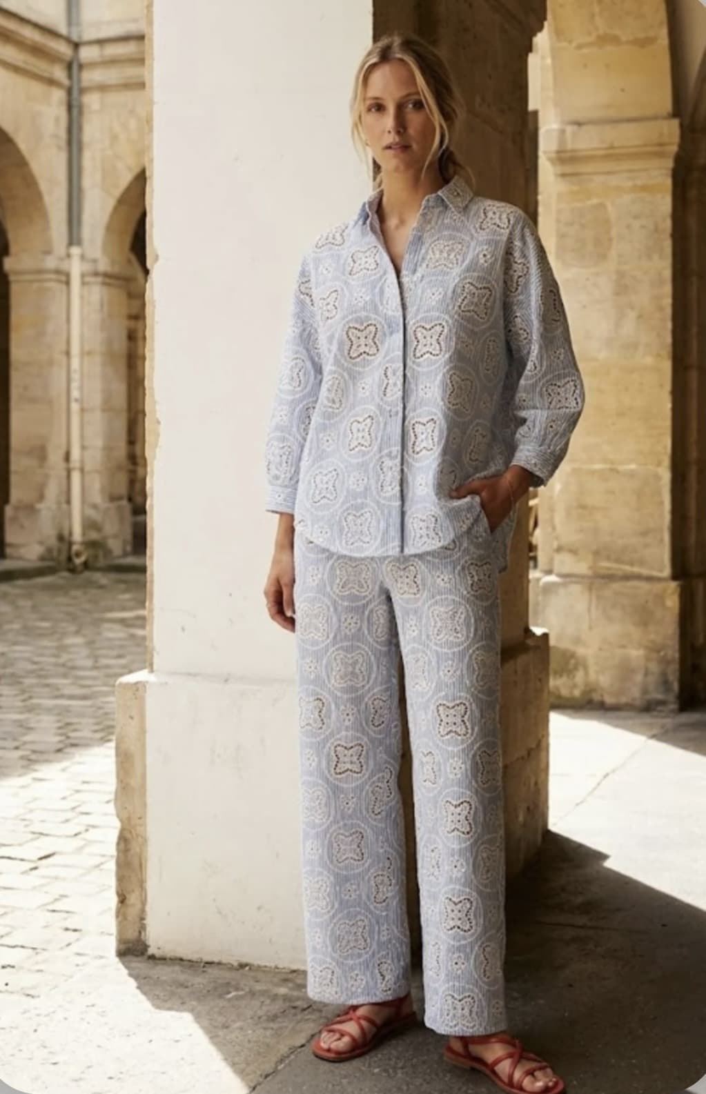 Pantalón Derhy BERTHEA con bordado inglés raya azul - Imagen 2