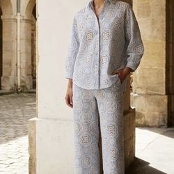 Pantalón Derhy BERTHEA con bordado inglés raya azul - Imagen 2