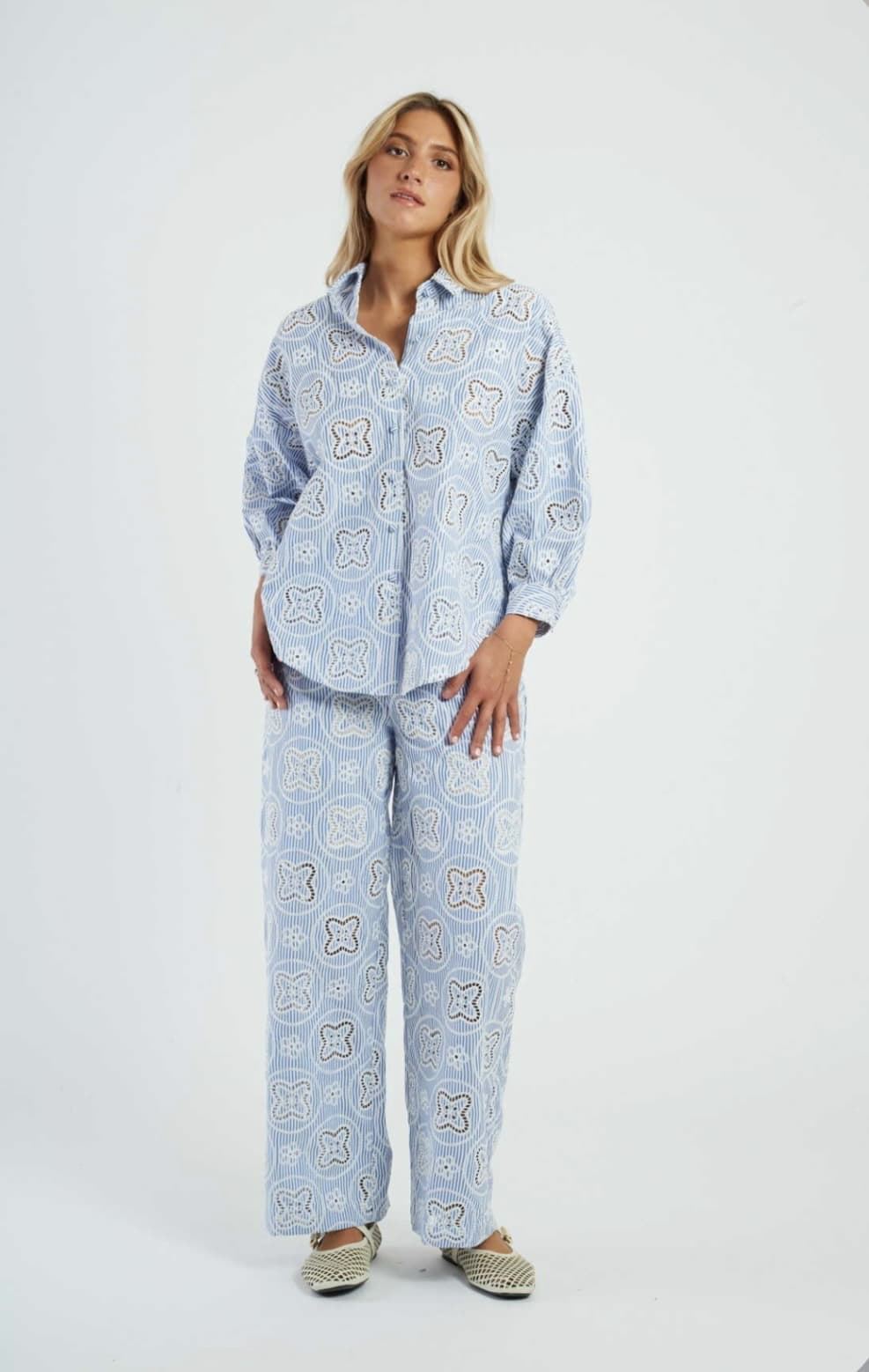 Pantalón Derhy BERTHEA con bordado inglés raya azul - Imagen 3