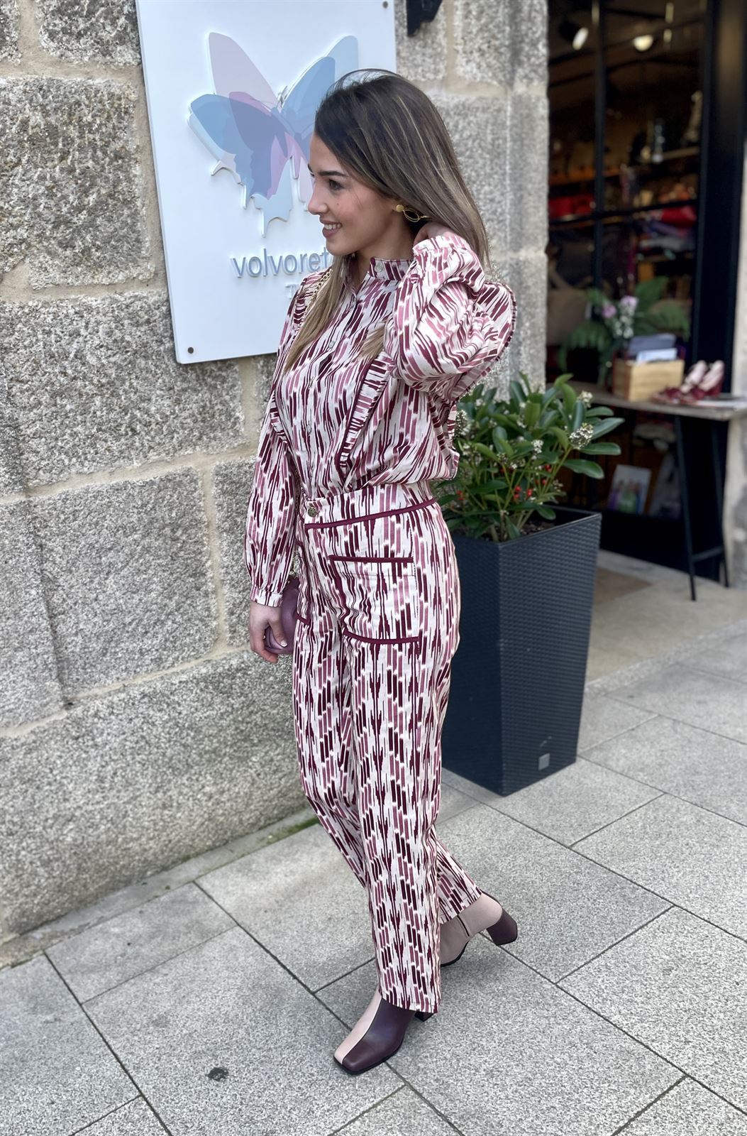 pantalón estampada granates - Imagen 4