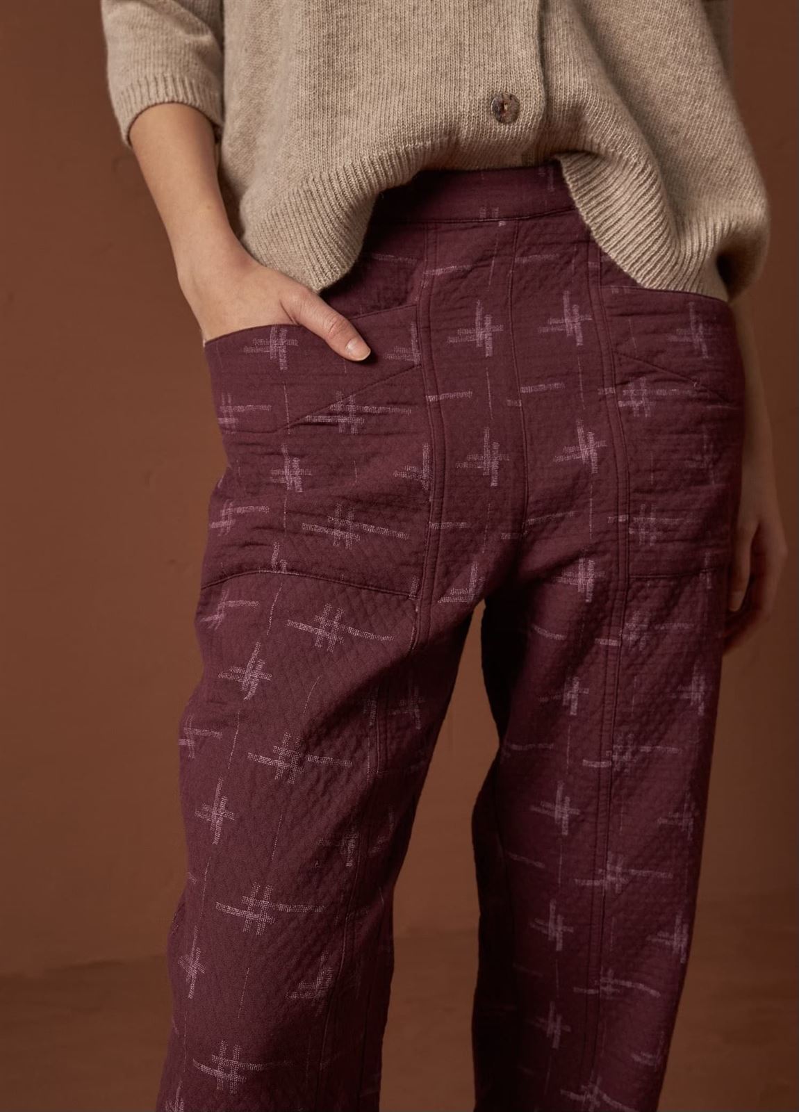 PANTALÓN Indi & Cold AD182  Jaquard granate - Imagen 1