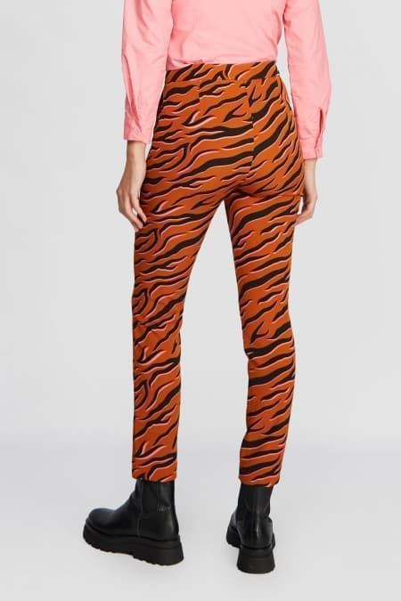 Pantalon minueto pitillo estampado etnico - Imagen 3
