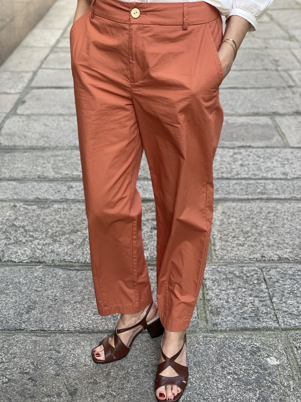 Pantalón Nice Things popelin pinzas naranja quemado - Imagen 2