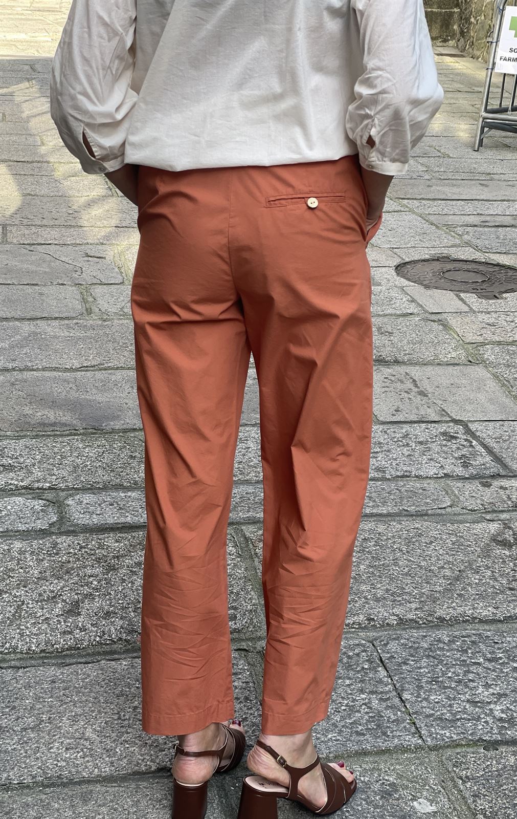 Pantalón Nice Things popelin pinzas naranja quemado - Imagen 3