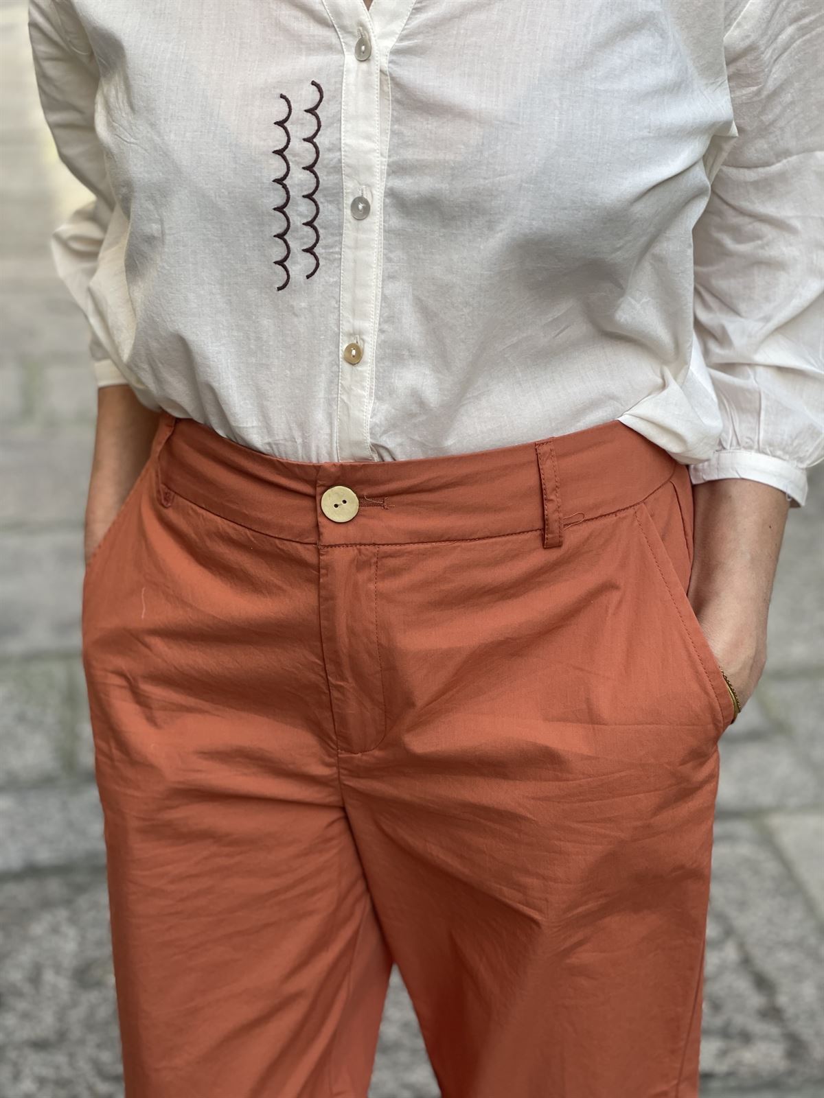 Pantalón Nice Things popelin pinzas naranja quemado - Imagen 5