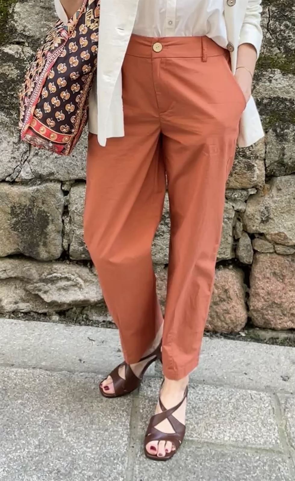 Pantalón Nice Things popelin pinzas naranja quemado - Imagen 6