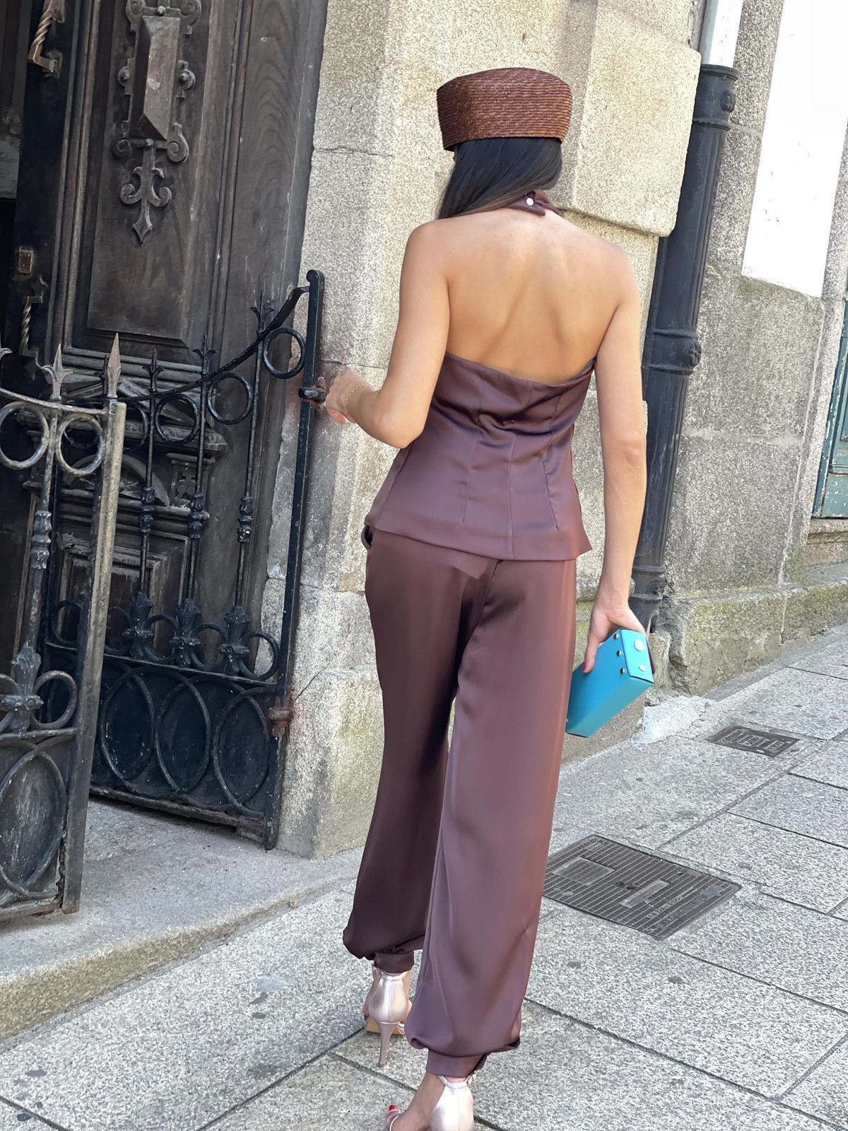 Pantalon Rinascimento satén marrón chocolate. - Imagen 7